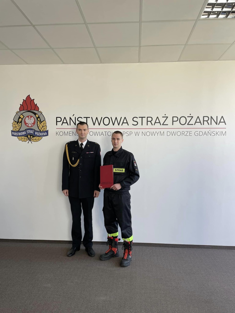 Nowy Dwór Gdański. Ślubowanie nowo przyjętego strażaka PSP.