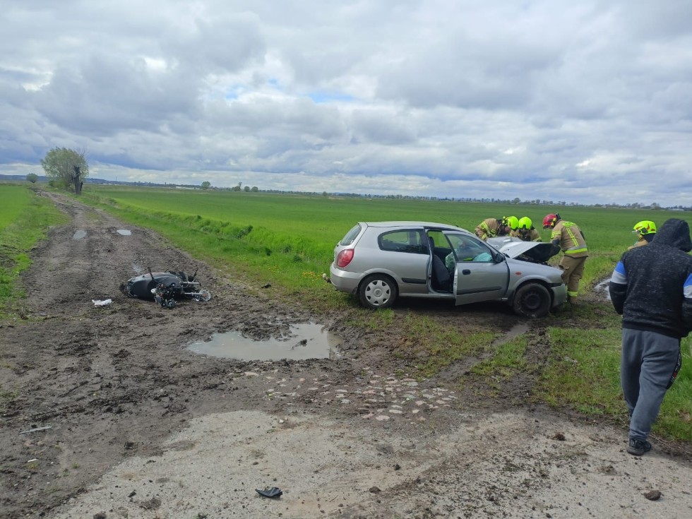 Śmiertelny wypadek w gminie Lichnowy - nie żyje kierujący motorowerem potrącony przez osobówkę.