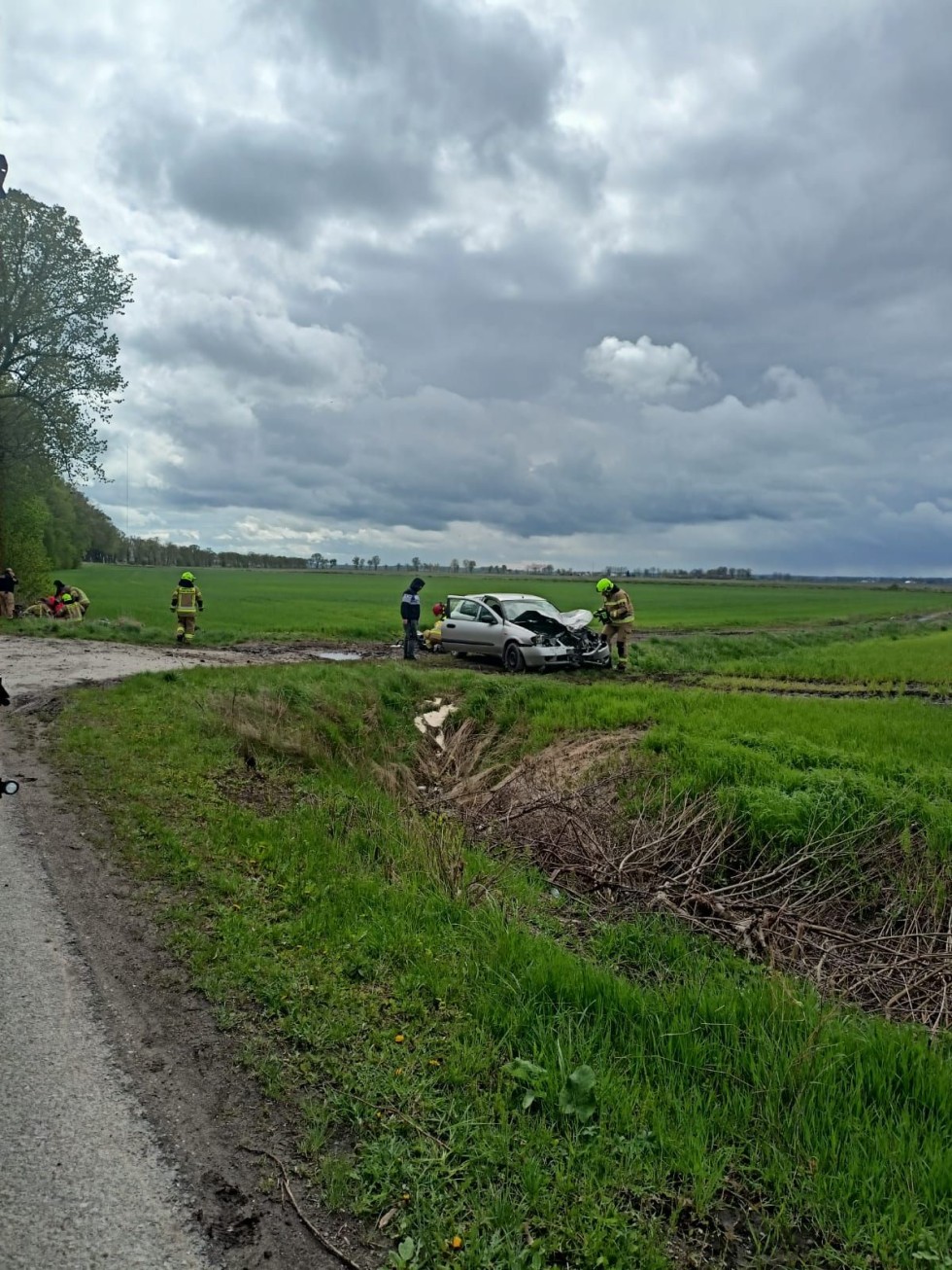 Śmiertelny wypadek w gminie Lichnowy - nie żyje kierujący motorowerem potrącony przez osobówkę.