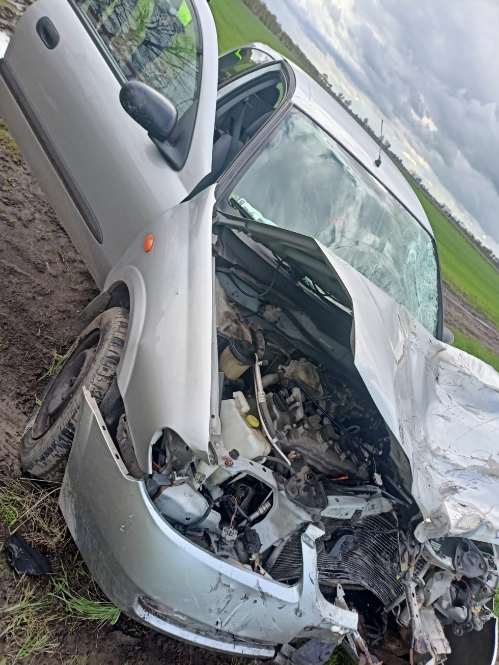 Śmiertelny wypadek w gminie Lichnowy - nie żyje kierujący motorowerem potrącony przez osobówkę.