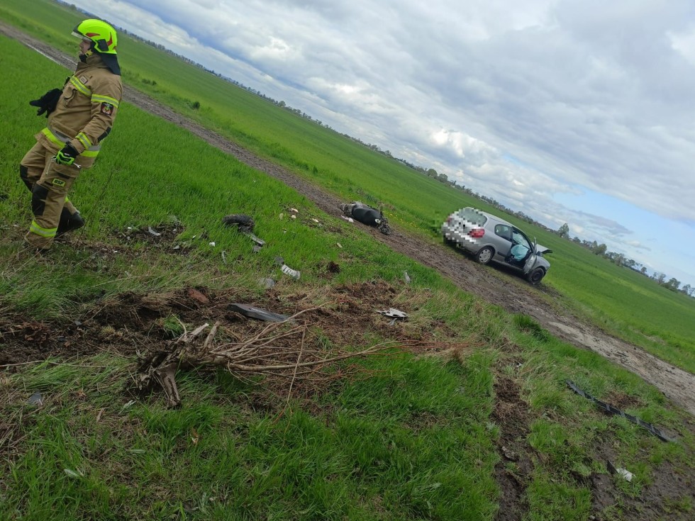 Śmiertelny wypadek w gminie Lichnowy - nie żyje kierujący motorowerem potrącony przez osobówkę.