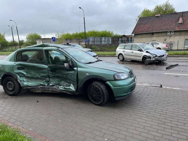 Malbork. Kobieta trafiła do szpitala po zderzeniu osobówek na ul. Wojska Polskiego. Wideo