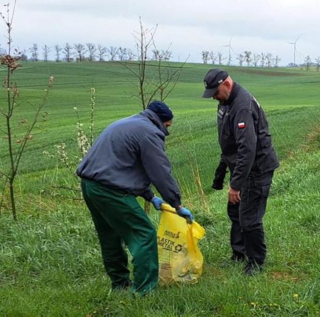Dzień Ziemi. Skazani z Zakładu Karnego w Sztumie porządkowali teren wokół jeziora.