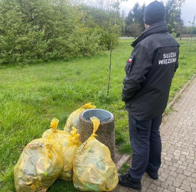 Dzień Ziemi. Skazani z Zakładu Karnego w Sztumie porządkowali teren wokół jeziora.