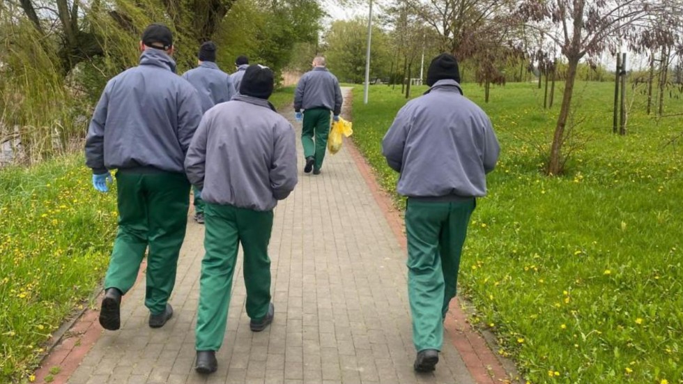 Dzień Ziemi. Skazani z Zakładu Karnego w Sztumie porządkowali teren wokół jeziora.