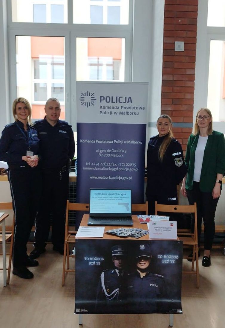 Malbork. Policjanci na Targach Pracy zachęcali do wstąpienia w ich szeregi.