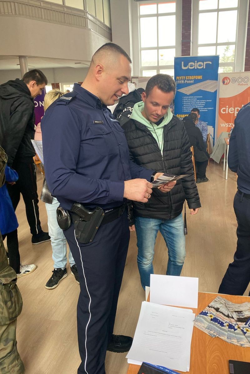 Malbork. Policjanci na Targach Pracy zachęcali do wstąpienia w ich szeregi.