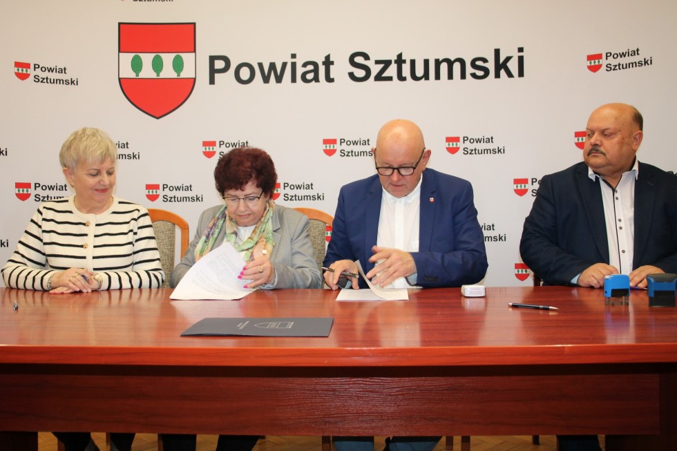 Powiat sztumski. Wsparcie na realizację zadań publicznych – podpisano stosowne umowy.