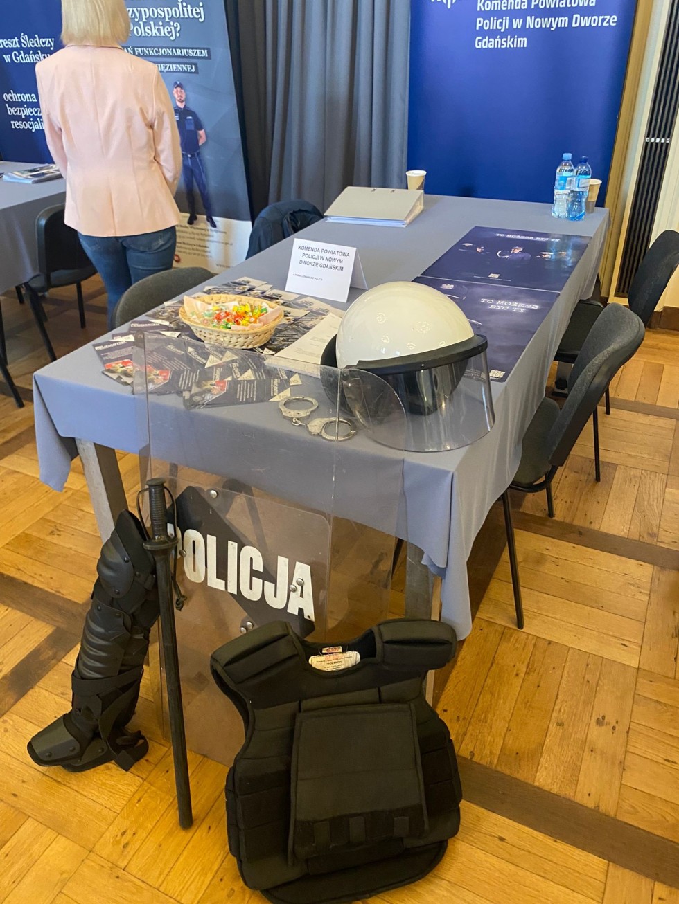 Policjanci na Nowodworskich Targach Pracy i Edukacji.