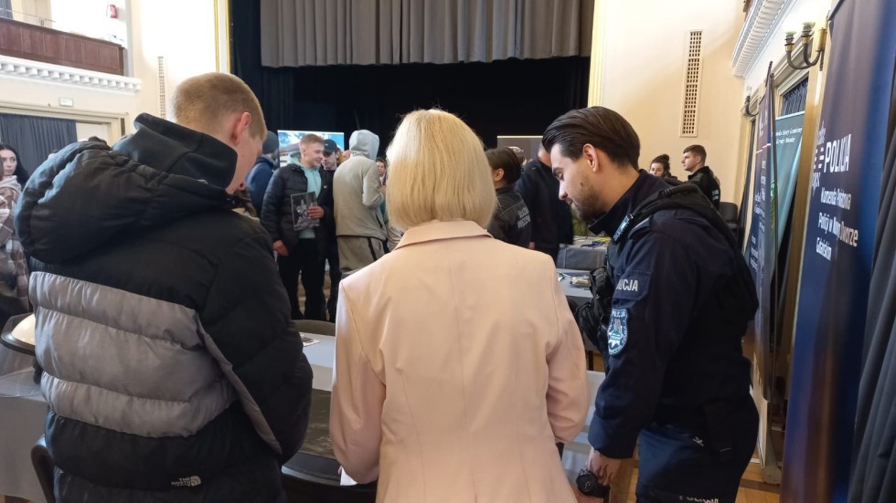 Policjanci na Nowodworskich Targach Pracy i Edukacji.