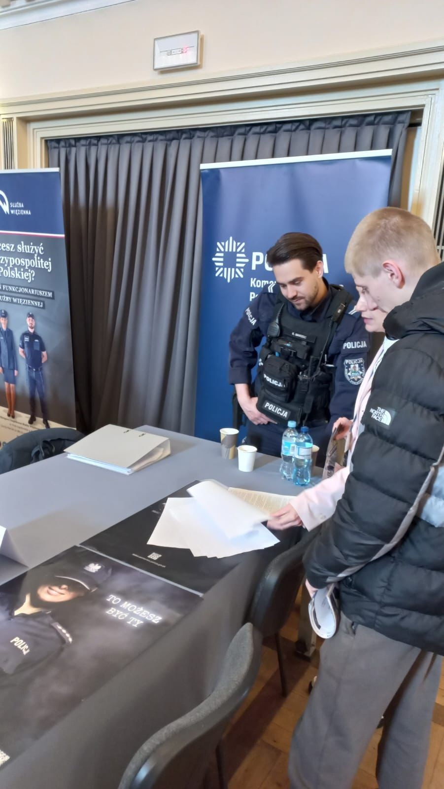 Policjanci na Nowodworskich Targach Pracy i Edukacji.