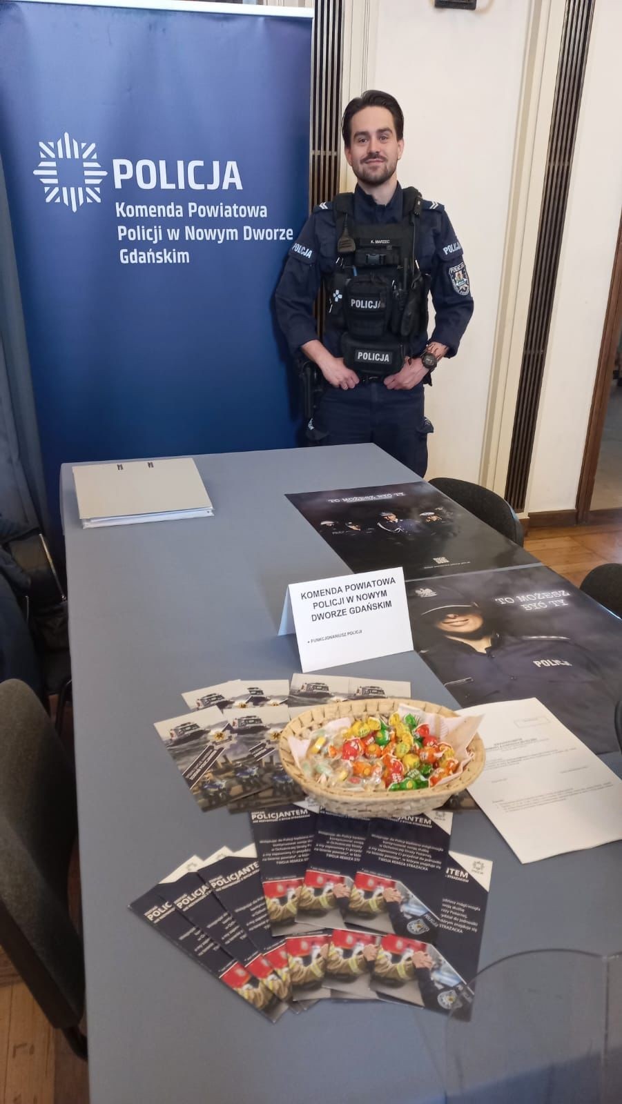 Policjanci na Nowodworskich Targach Pracy i Edukacji.