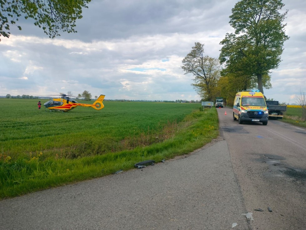 Gmina Lichnowy. Lotnicze Pogotowie Ratunkowe zabrało kobietę po zderzeniu dwóch osobówek.