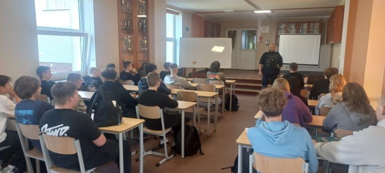 Powiat sztumski. Policjanci rozmawiali z maturzystami o swojej pracy.