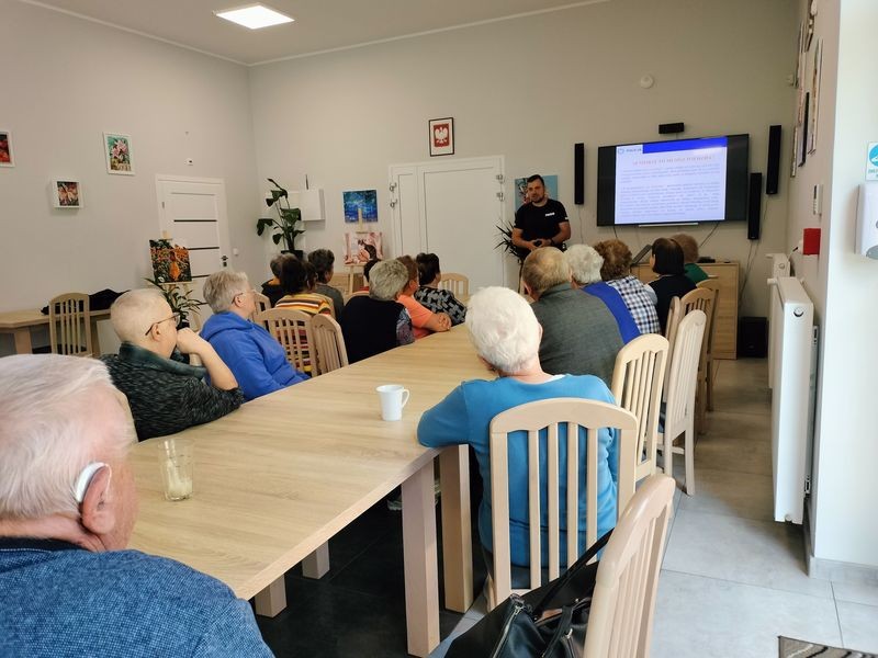 Gmina Miłoradz. Policjant rozmawiał z seniorami o bezpieczeństwie.