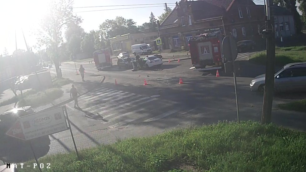 Malbork. Dwie osoby w szpitalu po zderzeniu osobówek na skrzyżowaniu ulic Wojska Polskiego i Koszykowej. Zobacz wideo