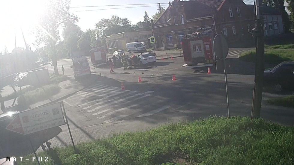 Malbork. Dwie osoby w szpitalu po zderzeniu osobówek na skrzyżowaniu ulic Wojska Polskiego i Koszykowej. Zobacz wideo