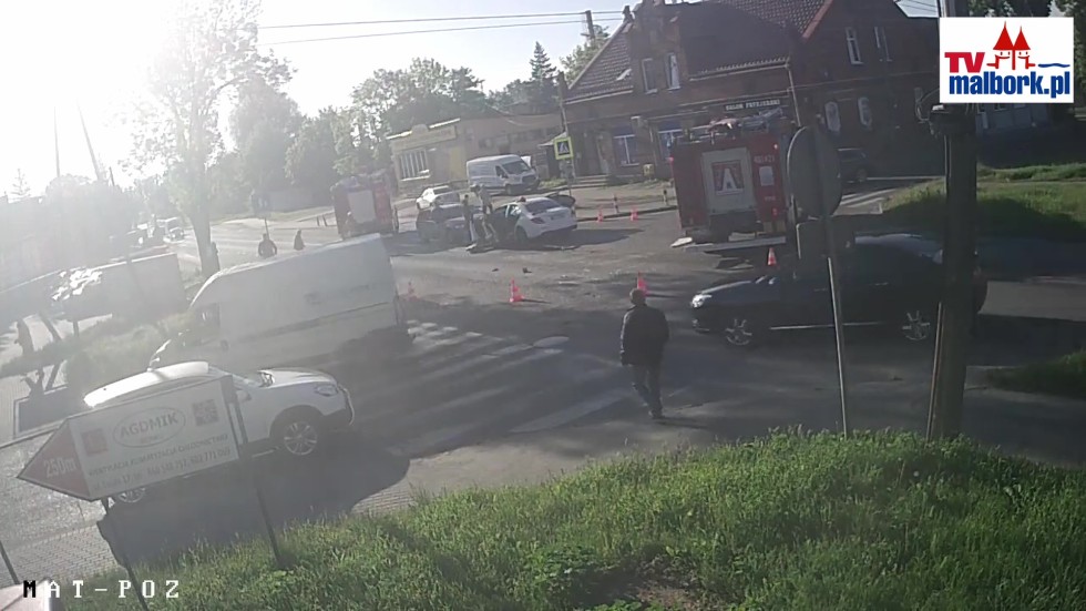 Malbork. Dwie osoby w szpitalu po zderzeniu osobówek na skrzyżowaniu ulic Wojska Polskiego i Koszykowej. Zobacz wideo