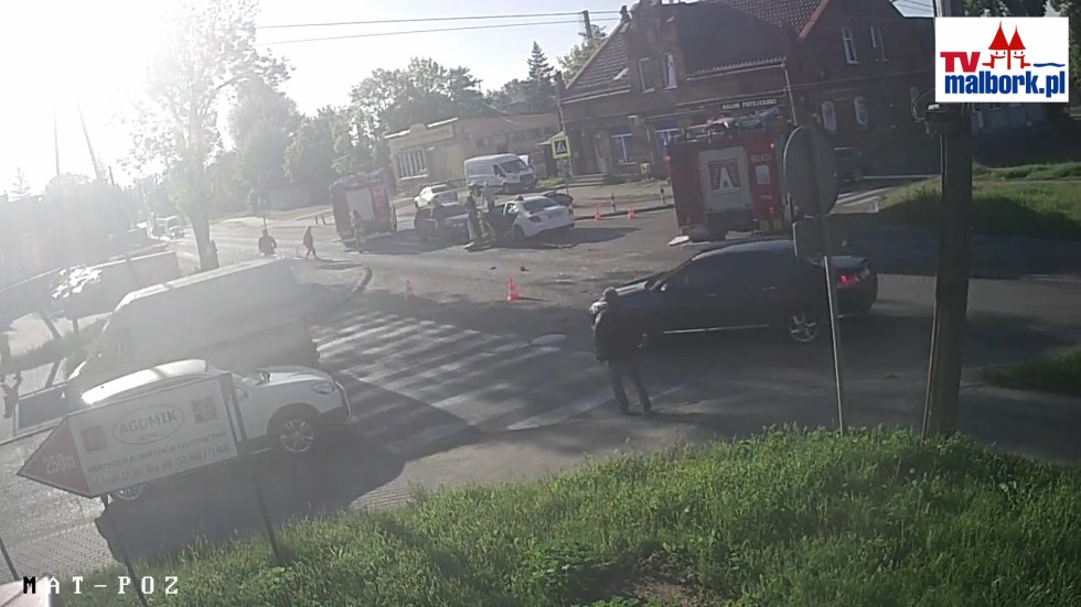 Malbork. Dwie osoby w szpitalu po zderzeniu osobówek na skrzyżowaniu ulic Wojska Polskiego i Koszykowej. Zobacz wideo