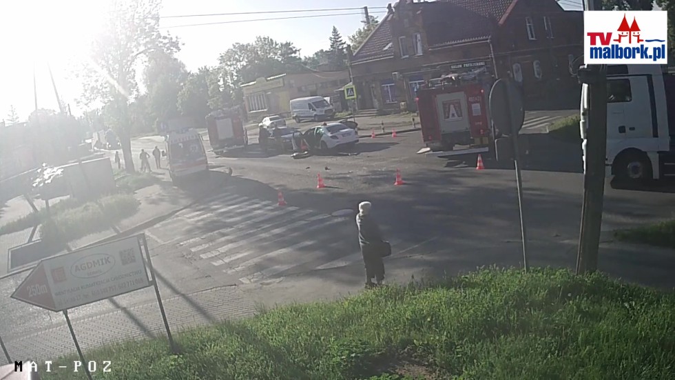 Malbork. Dwie osoby w szpitalu po zderzeniu osobówek na skrzyżowaniu ulic Wojska Polskiego i Koszykowej. Zobacz wideo