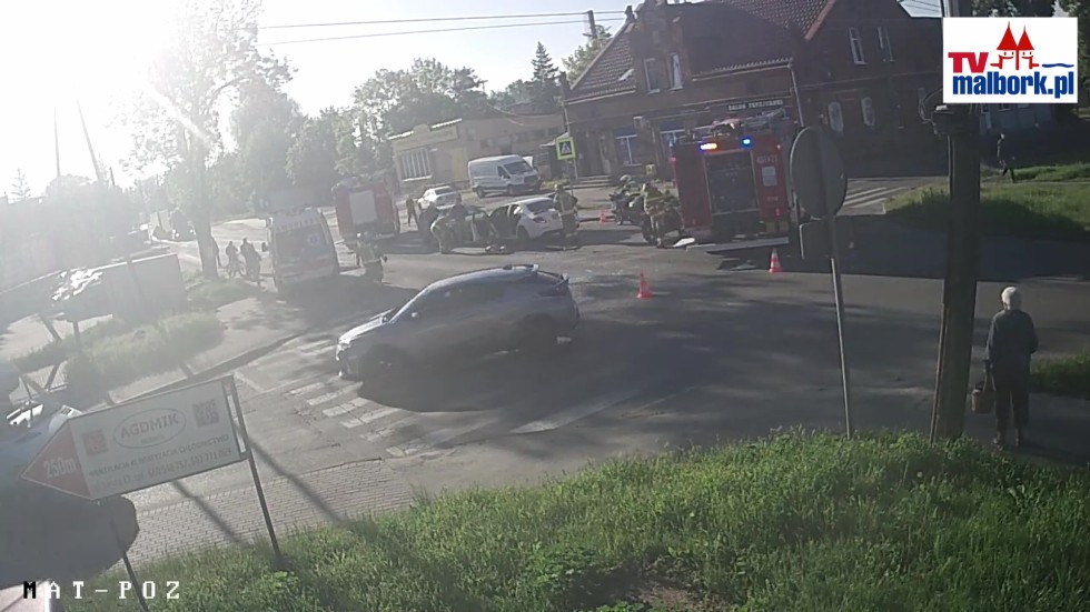 Malbork. Dwie osoby w szpitalu po zderzeniu osobówek na skrzyżowaniu ulic Wojska Polskiego i Koszykowej. Zobacz wideo