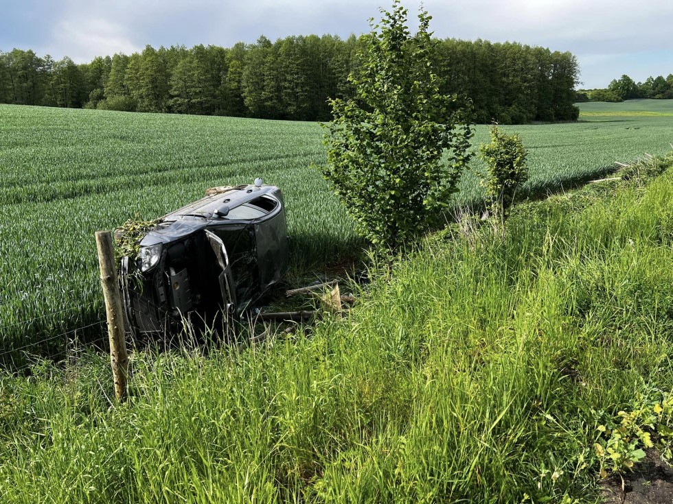 Dachowanie osobówki na DW519 – raport sztumskich służb mundurowych.