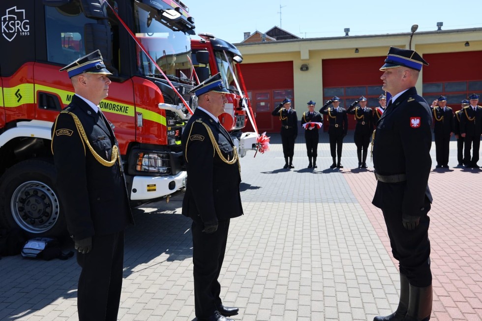 Powiat sztumski. Dzień Strażaka i przekazanie nowych wozów dla OSP Mikołajki Pomorskie i OSP Stary Targ.