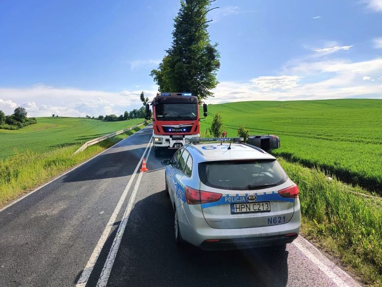 Powiat sztumski. Stracił panowanie nad autem i wjechał do rowu – kierowca trafił do szpitala.