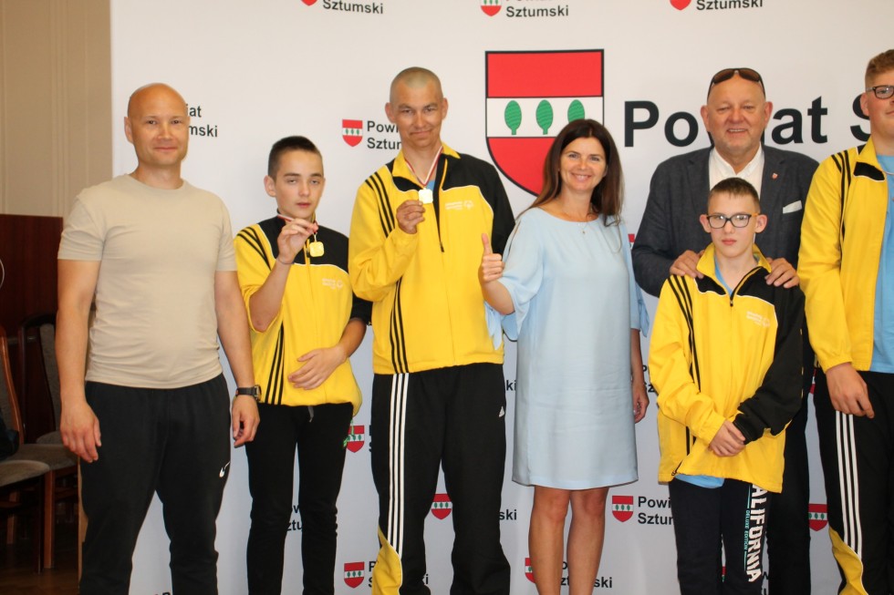 Sztum. Złoci medaliści Pomorskiego Turnieju Piłki Nożnej Olimpiad Specjalnych z wizytą u Starosty.