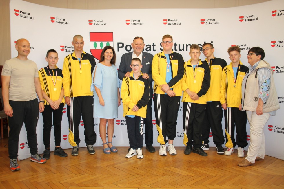 Sztum. Złoci medaliści Pomorskiego Turnieju Piłki Nożnej Olimpiad Specjalnych z wizytą u Starosty.