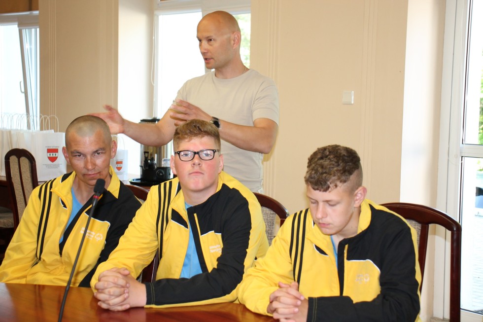 Sztum. Złoci medaliści Pomorskiego Turnieju Piłki Nożnej Olimpiad Specjalnych z wizytą u Starosty.