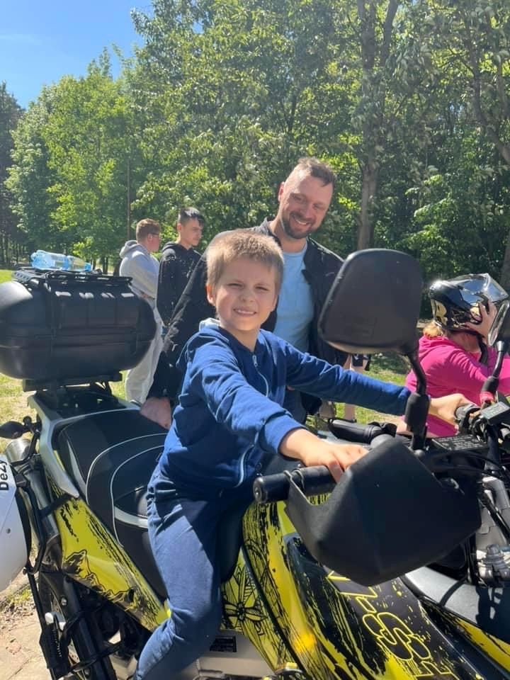 Powiat sztumski. Policjanci i motocykliści z odwiedzinami w SOSW w Uśnicach.