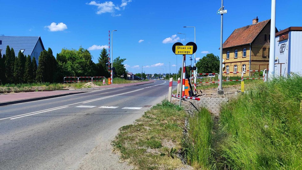 Malbork. Zignorował sygnalizację świetlną i wjechał w opuszczoną rogatkę na przejeździe drogowo-kolejowym.