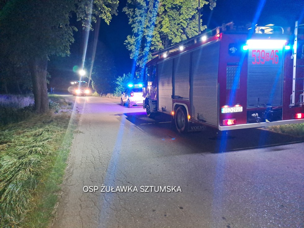 Powiat sztumski. Osobówką w drzewo – młoda kobieta trafiła do szpitala.
