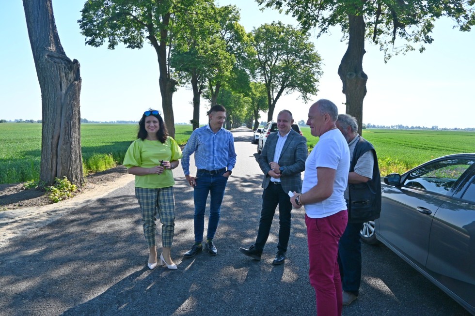 Powiat nowodworski. Odbiór końcowy przebudowanej drogi we wsi Tuja.