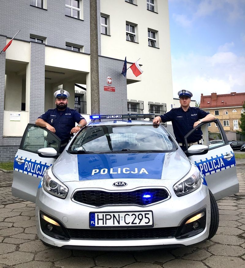 Malbork. 22-latek pilnie potrzebował opieki medycznej - policjanci pilotowali samochód do szpitala.