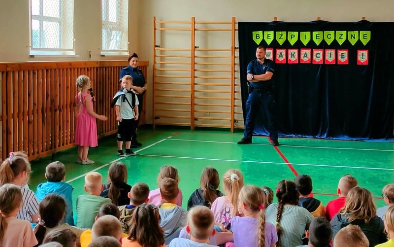 Nowy Staw. Policjanci rozmawiali z uczniami o bezpiecznym wakacyjnym wypoczynku.
