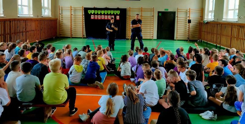 Nowy Staw. Policjanci rozmawiali z uczniami o bezpiecznym wakacyjnym wypoczynku.