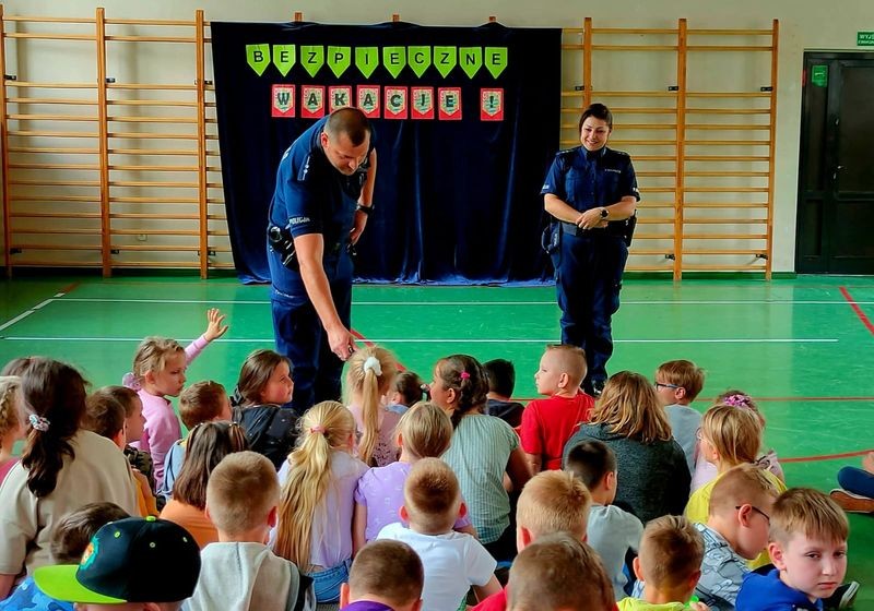 Nowy Staw. Policjanci rozmawiali z uczniami o bezpiecznym wakacyjnym wypoczynku.