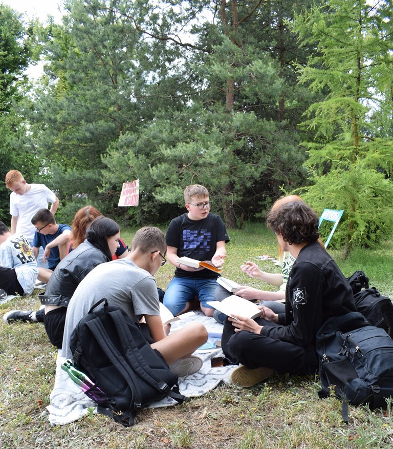 Malbork. Czytanie na trawie – piknik czytelniczy uczniów Technikum nr 3.