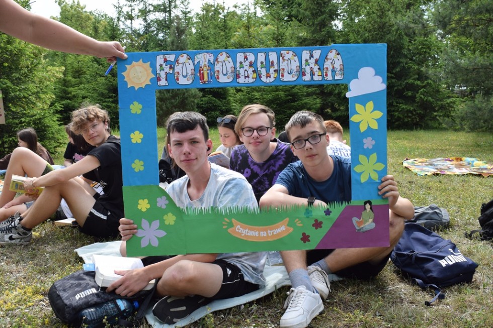 Malbork. Czytanie na trawie – piknik czytelniczy uczniów Technikum nr 3.