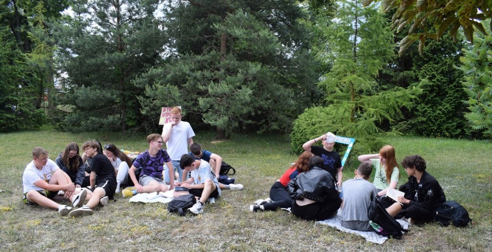 Malbork. Czytanie na trawie – piknik czytelniczy uczniów Technikum nr 3.