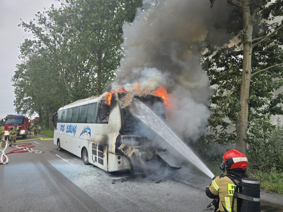 Powiat nowodworski. Pożar autobusu w Marzęcinie.