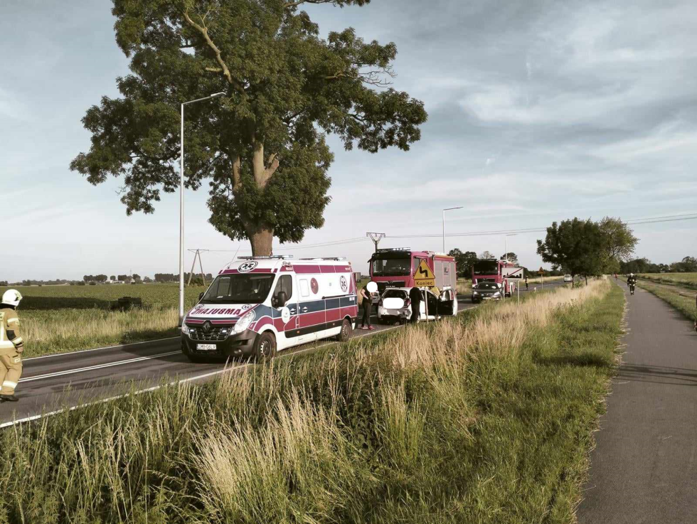 DK55. W Tragaminie ciężarówka uderzyła w samochód, a ten w kolejny – jedna osoba w szpitalu.