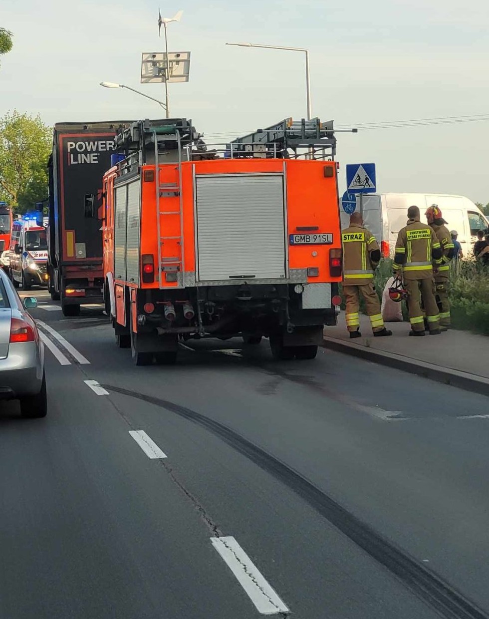 DK55. W Tragaminie ciężarówka uderzyła w samochód, a ten w kolejny – jedna osoba w szpitalu.