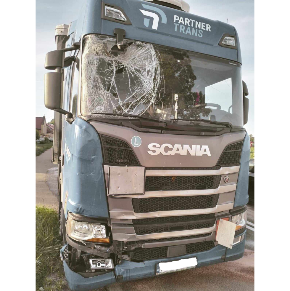 DK55. W Tragaminie ciężarówka uderzyła w samochód, a ten w kolejny – jedna osoba w szpitalu.