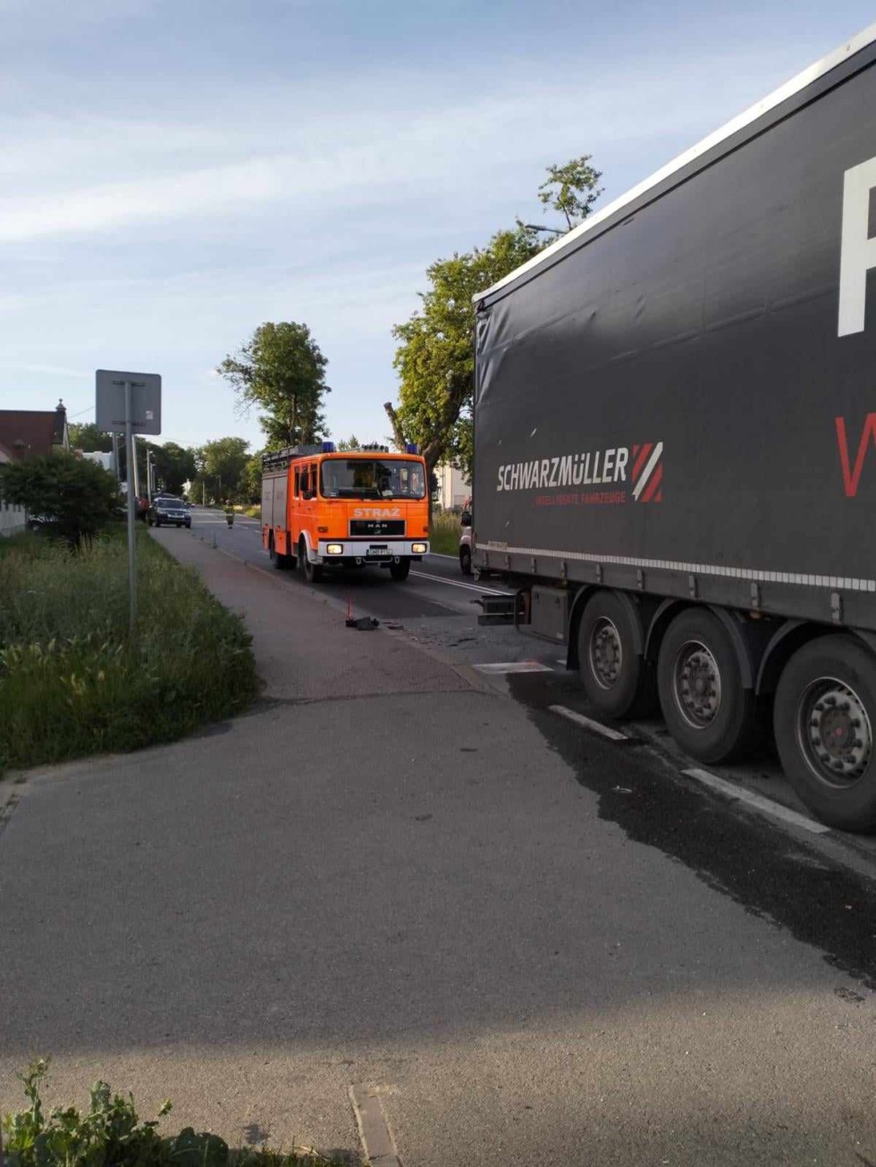 DK55. W Tragaminie ciężarówka uderzyła w samochód, a ten w kolejny – jedna osoba w szpitalu.
