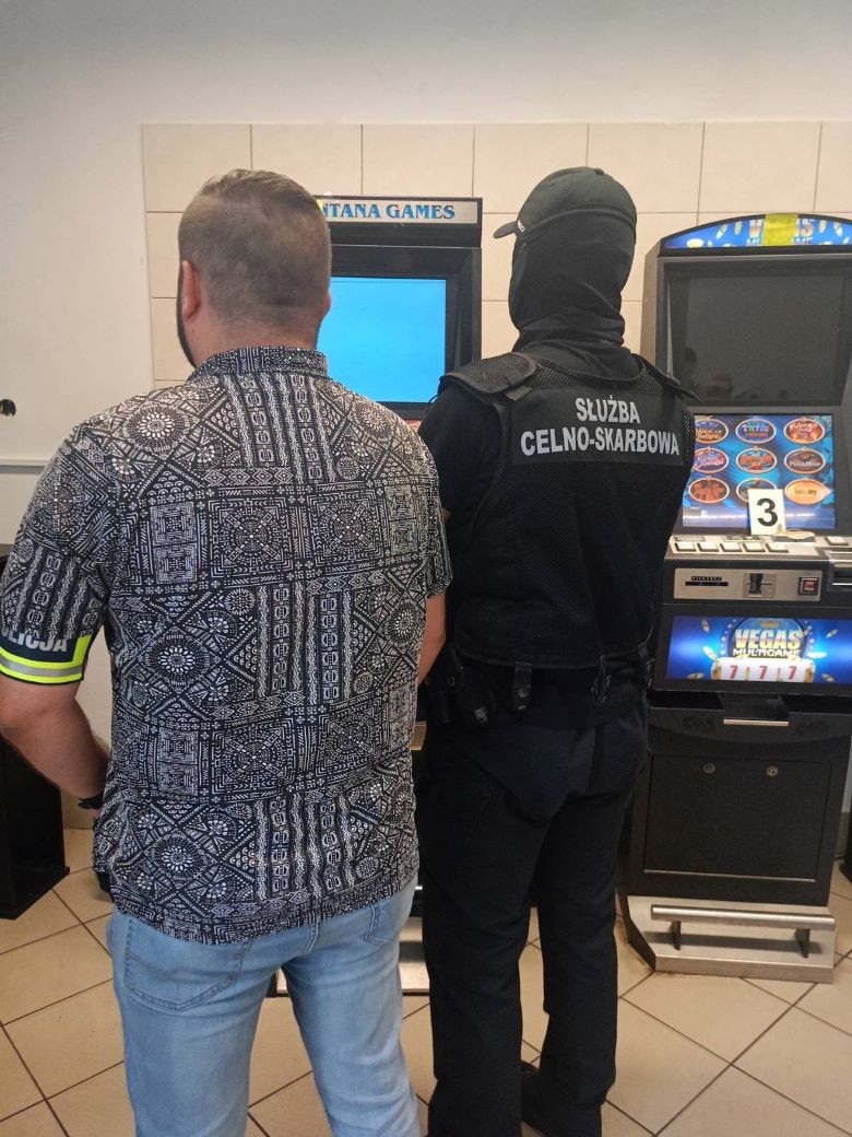Policjanci i funkcjonariusze KAS zabezpieczyli nielegalne automaty do gier.