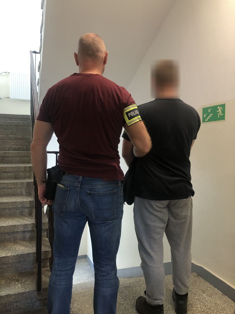 Malbork. Uprawiał w mieszkaniu marihuanę – grozi mu do 10 lat więzienia.