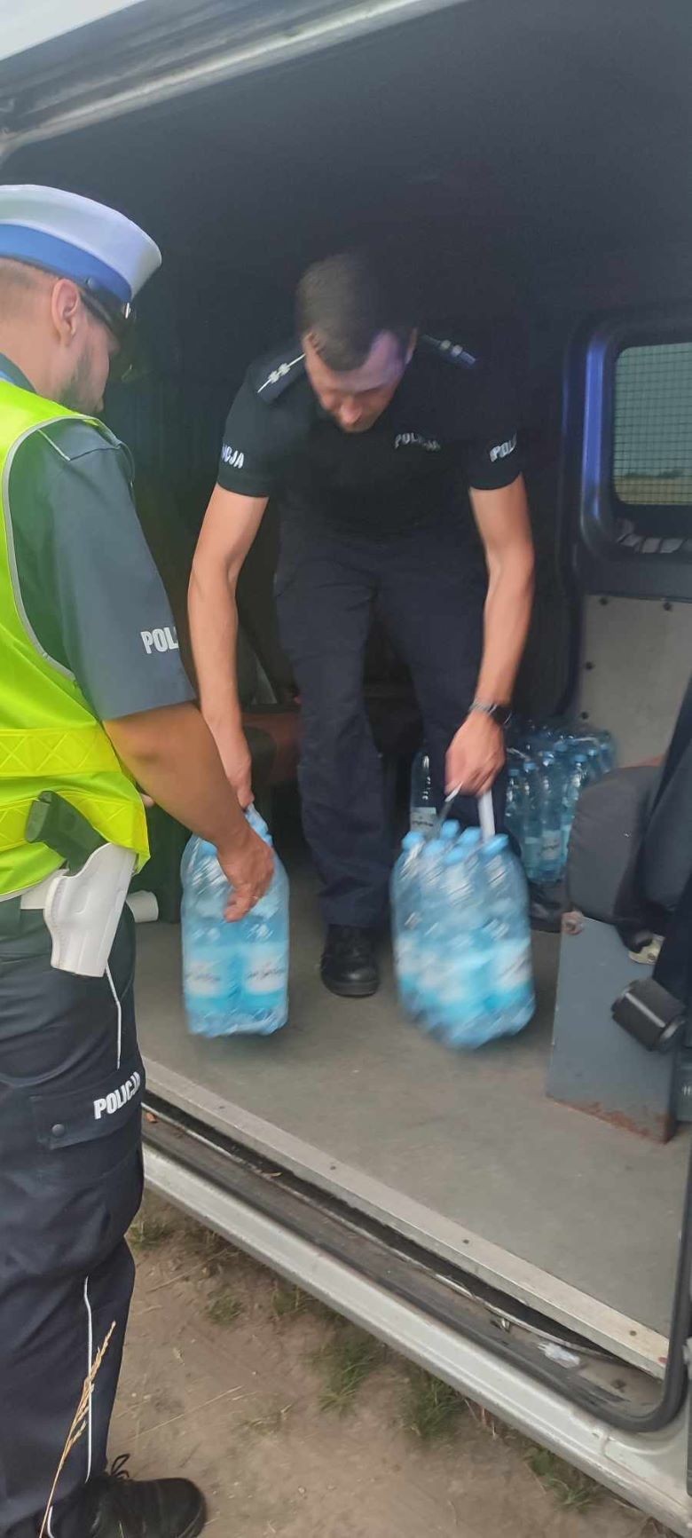 Powiat sztumski. Policjanci pomogli pasażerom pociągu, który utknął w szczerym polu.